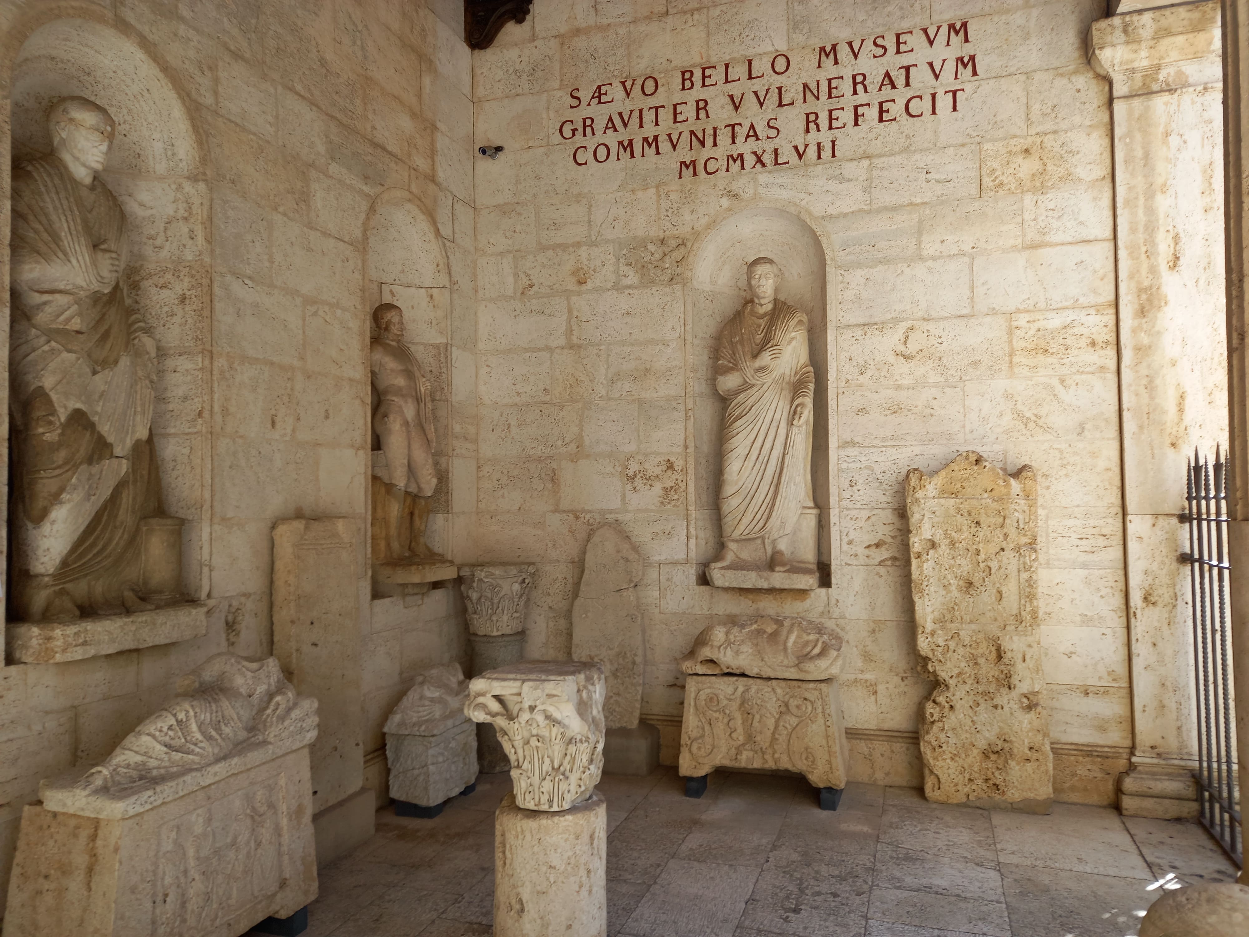 Chiusi (SI) – Museo nazionale Etrusco. Tornano a splendere i 23 reperti scultorei del portico, interamente visitabile dopo i lavori di pulitura.